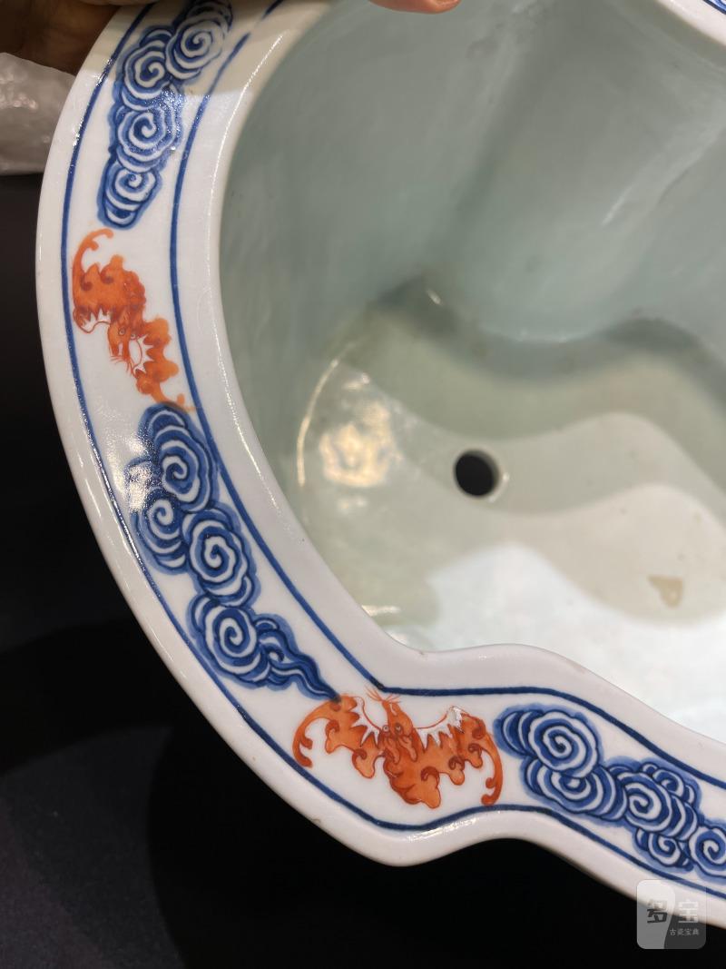 清光绪 青花矾红云蝠纹蝠形大花盆 - 图9